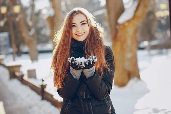 Kız bir kış şehirde yürüyüş — Stok fotoğraf