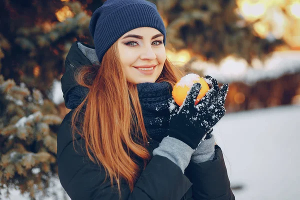 Дівчина гуляє в зимовому місті — стокове фото