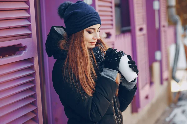 Menina andando em uma cidade de inverno — Fotografia de Stock