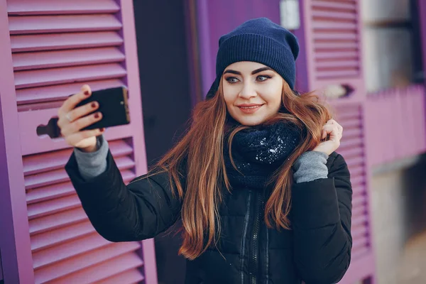 Girl walking in a winter city — Stock Photo, Image