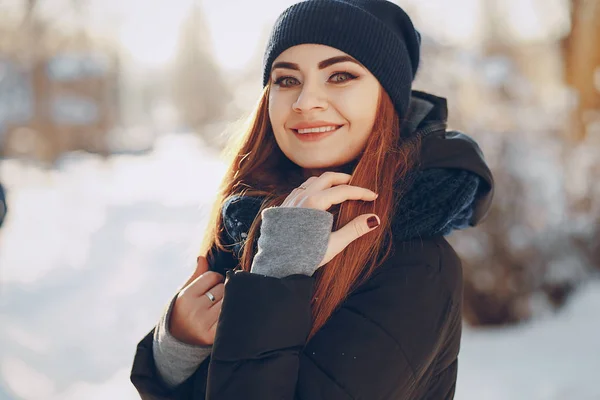 Девушка, гуляющая по зимнему городу — стоковое фото