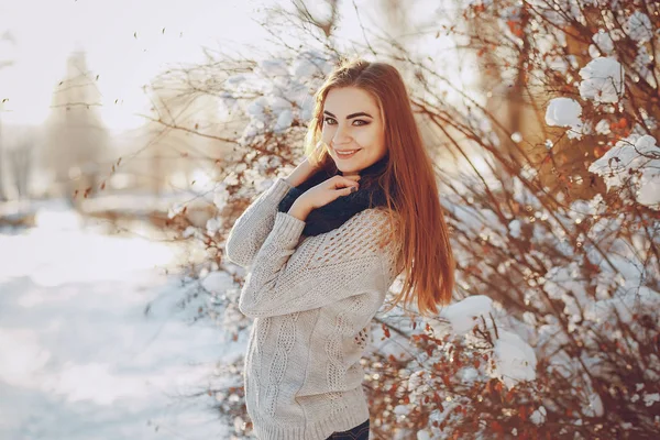 Meisje lopen in een stad van de winter — Stockfoto