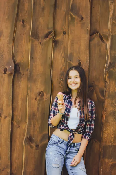 Jovem linda menina andando parque — Fotografia de Stock