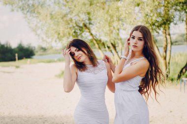 iki kız sahilde dinlenme