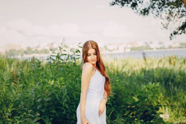 iki kız sahilde dinlenme