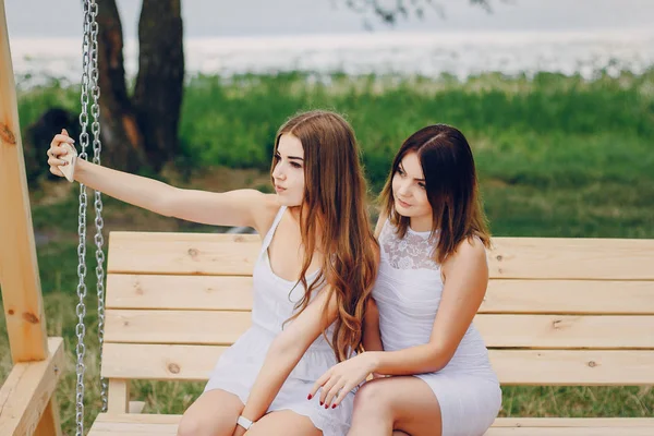 Twee meisjes rusten op het strand — Stockfoto