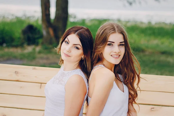 Zwei Mädchen ruhen sich am Strand aus — Stockfoto