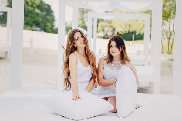 Duas meninas descansando na praia — Fotografia de Stock