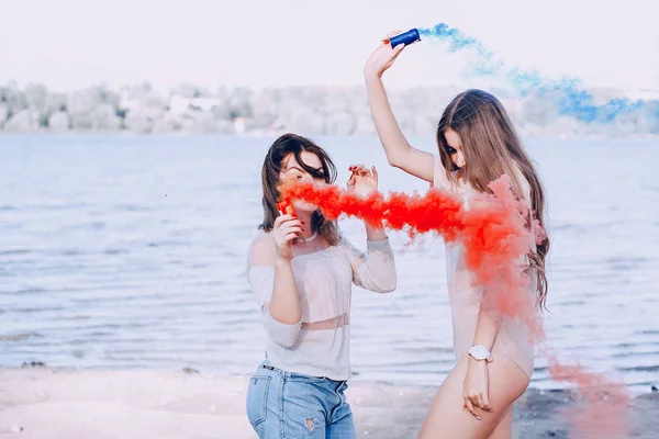 Due ragazze che riposano sulla spiaggia — Foto Stock