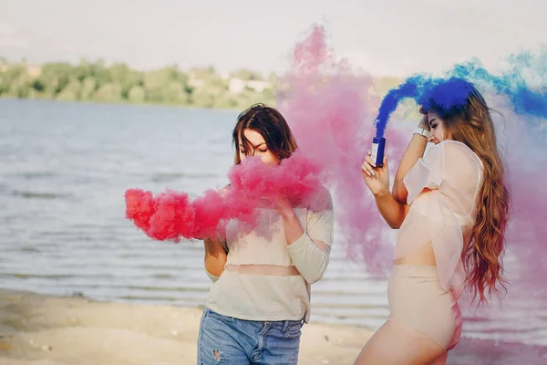 Due ragazze che riposano sulla spiaggia — Foto Stock