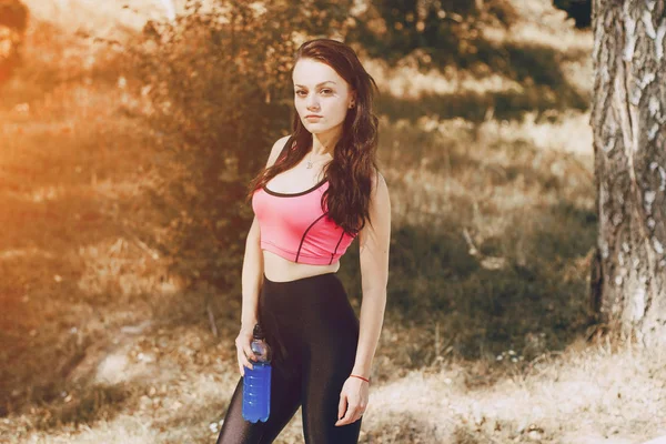 Chica deportiva en parque —  Fotos de Stock