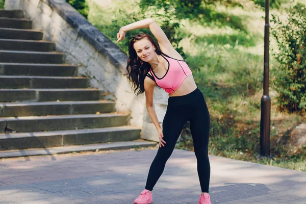 Chica deportiva en parque —  Fotos de Stock