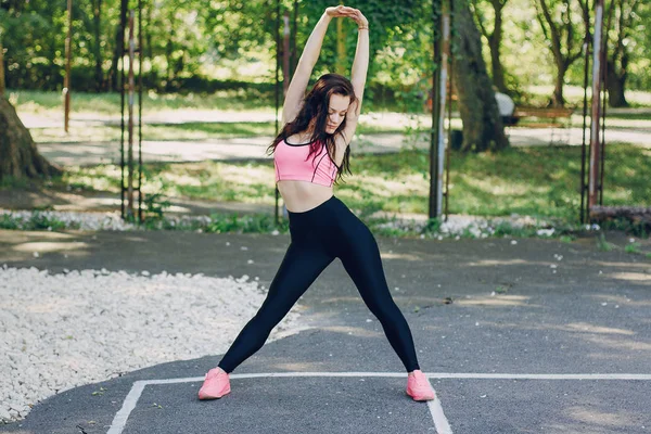 Chica deportiva en parque —  Fotos de Stock