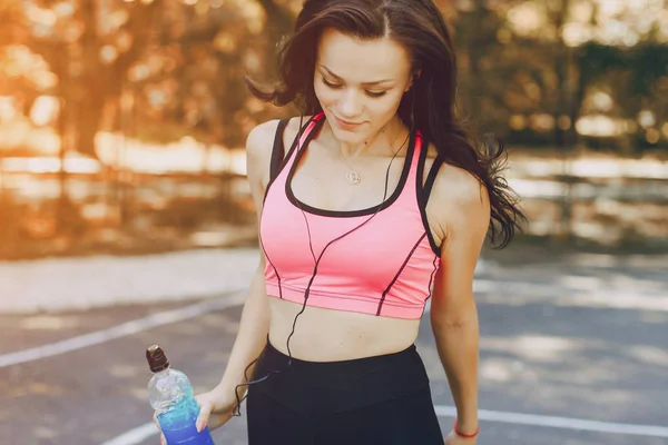 Chica deportiva en parque —  Fotos de Stock