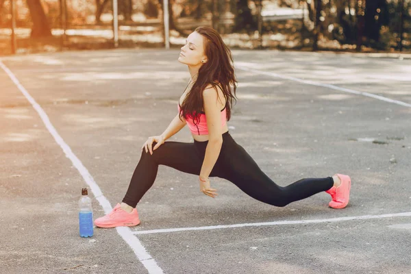 Chica deportiva en parque — Foto de Stock