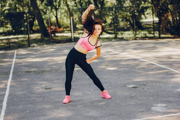 Esportes menina no parque — Fotografia de Stock