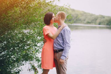 sevgi dolu çift park yürüyüş