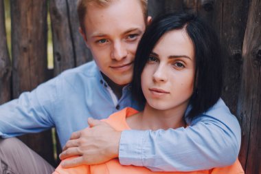 sevgi dolu çift park yürüyüş