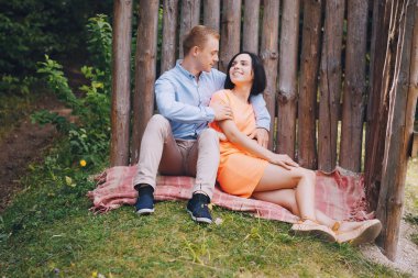 sevgi dolu çift park yürüyüş