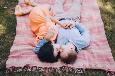 sevgi dolu çift park yürüyüş