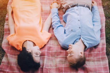 sevgi dolu çift park yürüyüş