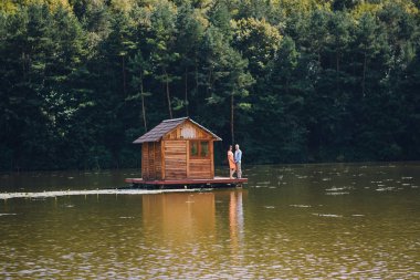 sevgi dolu çift park yürüyüş