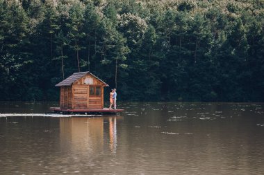 sevgi dolu çift park yürüyüş