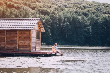 sevgi dolu çift park yürüyüş