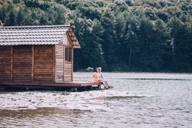 sevgi dolu çift park yürüyüş