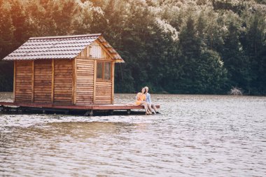 sevgi dolu çift park yürüyüş