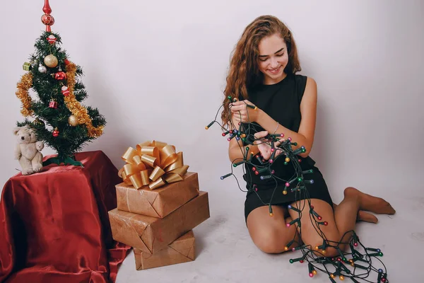 Mãe e filha decoração árvore de Natal — Fotografia de Stock