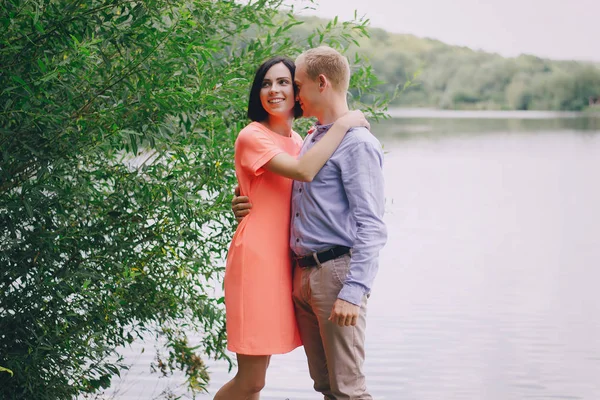 Pareja amorosa caminando parque —  Fotos de Stock