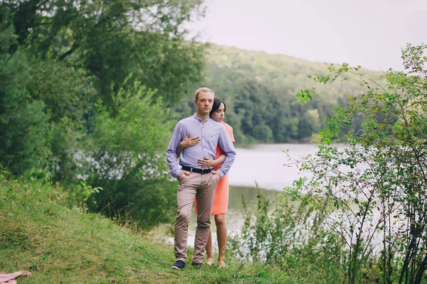 Älskande par promenader park — Stockfoto