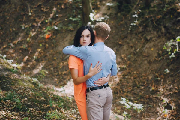 Amorevole coppia parco a piedi — Foto Stock