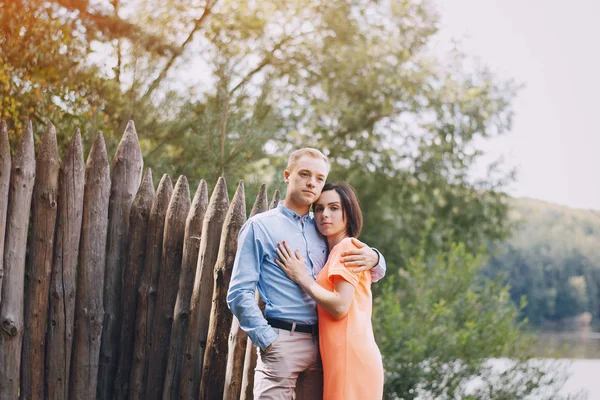 Amorevole coppia parco a piedi — Foto Stock