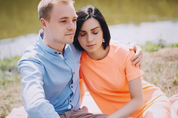 Älskande par promenader park — Stockfoto