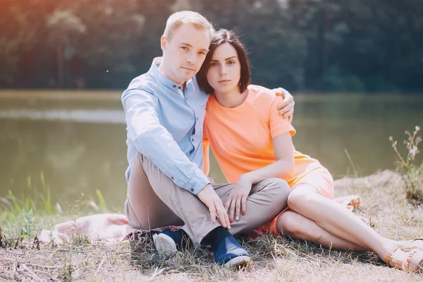 Älskande par promenader park — Stockfoto