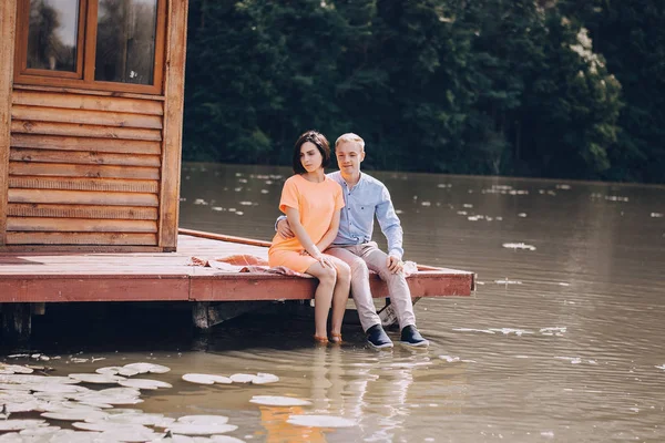 sevgi dolu çift park yürüyüş