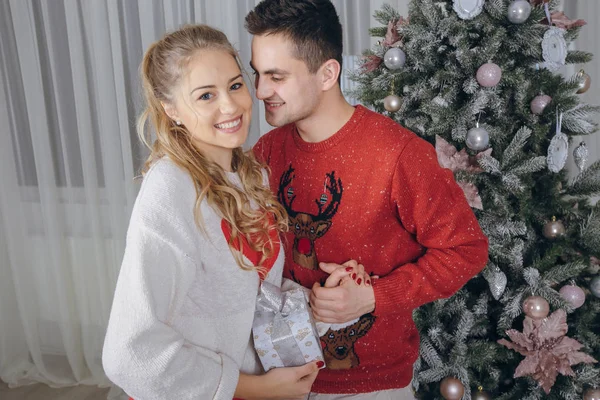 Couple aimant décoration arbre de Noël — Photo