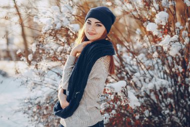 Kız bir kış şehirde yürüyüş