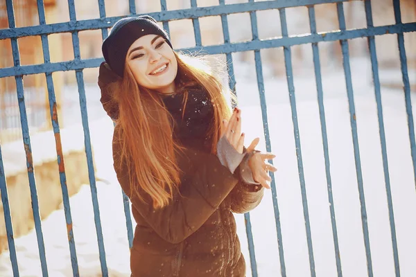 Girl walking in a winter city — Stock Photo, Image