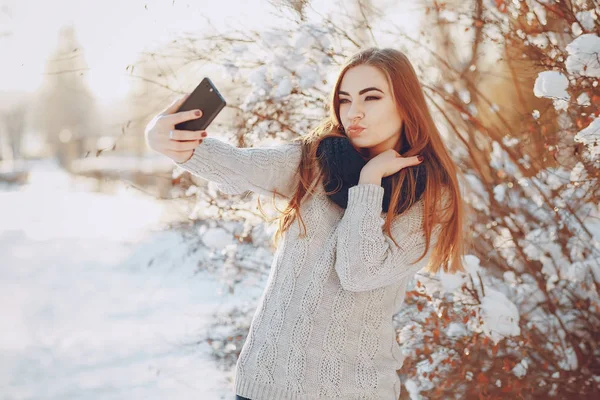 Lány séta a téli város — Stock Fotó