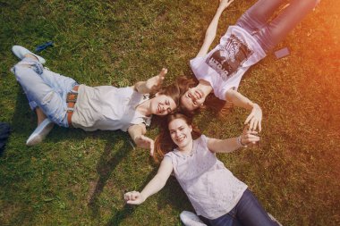 yolda üç güzel kız