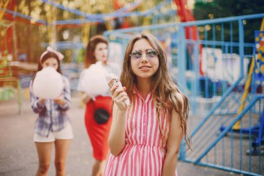 Üç kız bir yürüyüş