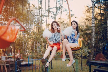 Üç kız bir yürüyüş