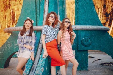 Üç kız bir yürüyüş