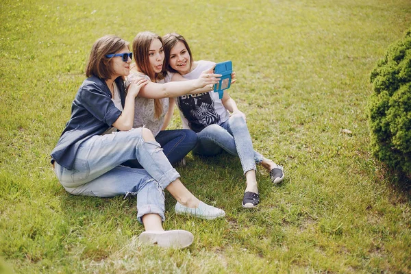 Τρία όμορφα κορίτσια σε περίπατο — Φωτογραφία Αρχείου