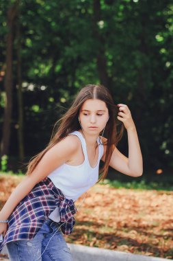 genç güzel kız yürüyüş parkı