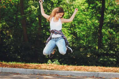 genç güzel kız yürüyüş parkı