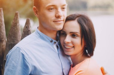 sevgi dolu çift park yürüyüş